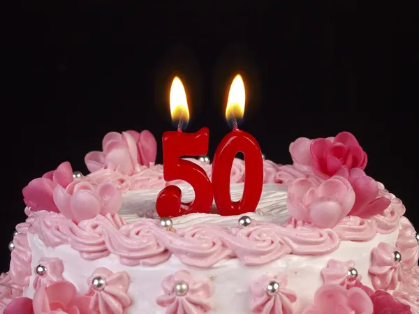 Gâteau d'anniversaire avec des bougies rouges montrant Nr. 50 ans — Photo