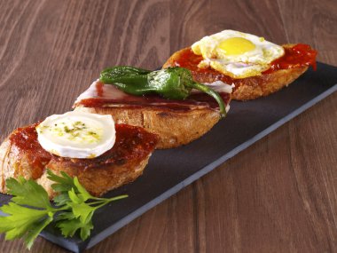 Üç montaditos.
