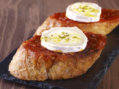 Yumuşak Baharatlı sucuk ve keçi peynirli montadito.
