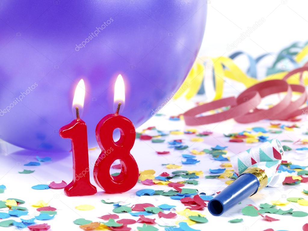 Velas de cumpleaños mostrando Nr. 18 años: fotografía de stock