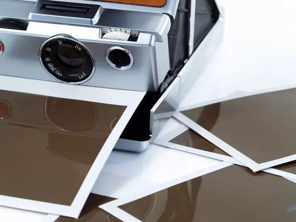 Ročník instantní fotoaparát s některé výtisky. — Stock fotografie