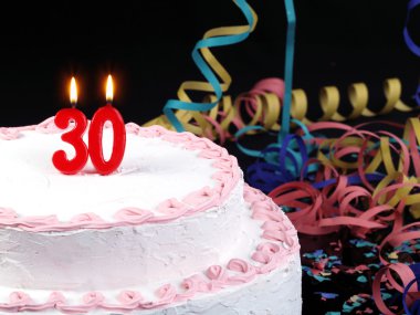 nr gösterilen kırmızı mumlar ile doğum günü pastası. 30