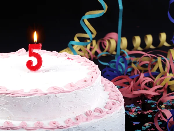 Bolo de aniversário com velas vermelhas mostrando Nr. aniversário 5 — Fotografia de Stock