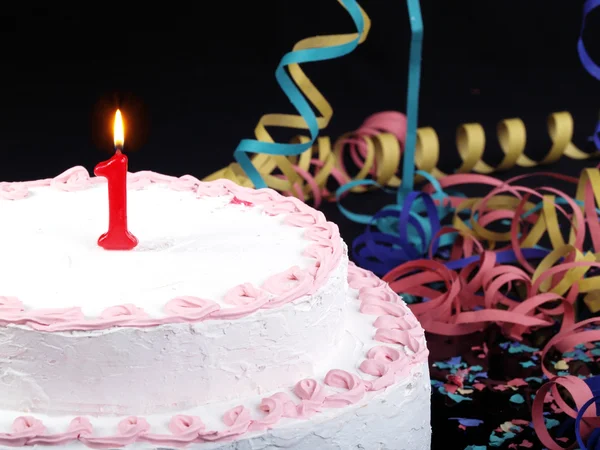 De cake van de kindverjaardag met rode kaarsen weergegeven: nr. 1 — Stockfoto