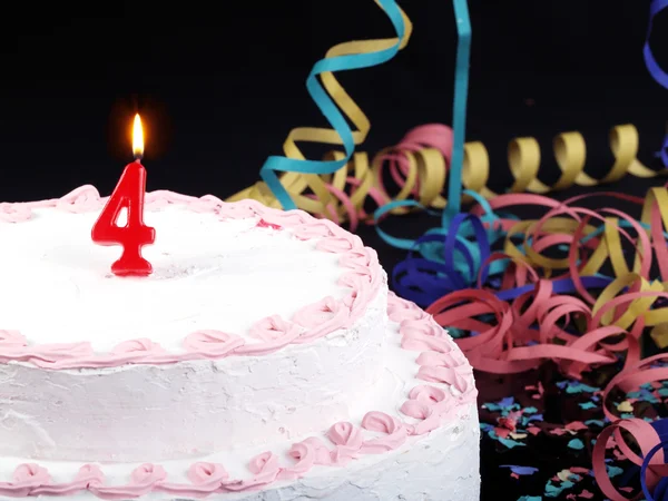 Bolo de aniversário com velas vermelhas mostrando Nr. aniversário 4 — Fotografia de Stock