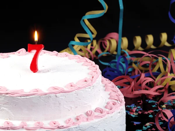 Piros gyertya bemutató Nr. 7 születésnapi torta — Stock Fotó