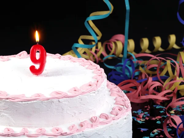День рождения торт с красными свечами показывает Nr. 9 месяцев — стоковое фото
