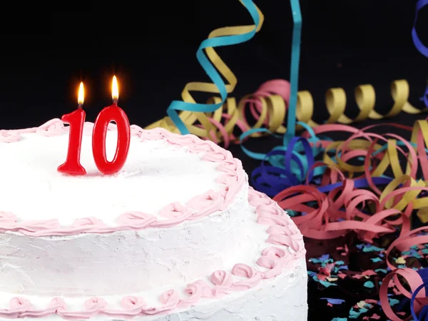 Bolo de aniversário com velas vermelhas mostrando Nr. aniversário 10 — Fotografia de Stock