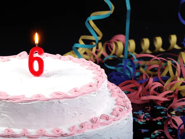 Bolo de aniversário com velas vermelhas mostrando Nr. aniversário 6 — Fotografia de Stock