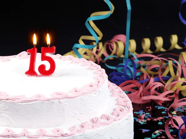 Bolo de aniversário com velas vermelhas mostrando Nr. aniversário 15 — Fotografia de Stock