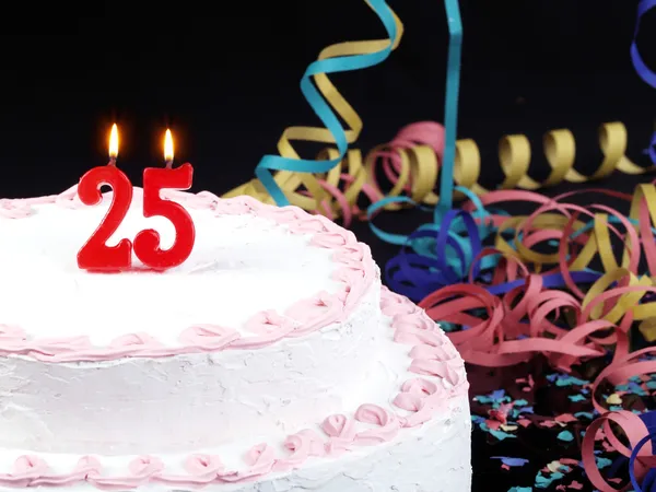 Torta di compleanno con candele rosse che mostrano il numero 25 anni — Foto Stock