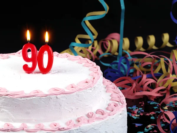 Bolo de aniversário com velas vermelhas mostrando Nr. aniversário 90 — Fotografia de Stock