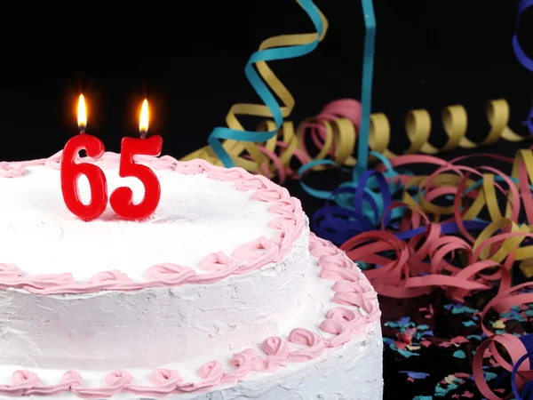 Gâteau d'anniversaire avec des bougies rouges montrant Nr. 65 ans — Photo