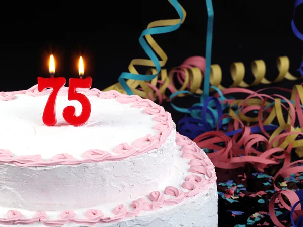 Bolo de aniversário com velas vermelhas mostrando Nr. aniversário 75 — Fotografia de Stock
