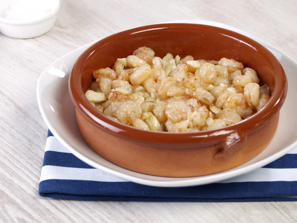 Gambas al ajillo - Camarões fritos com alho — Fotografia de Stock