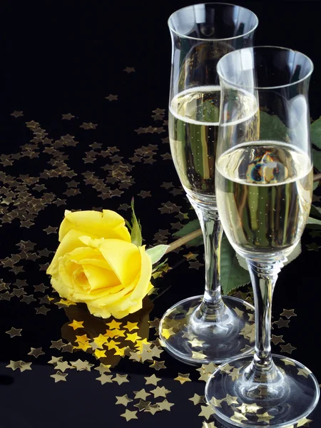 Yellow rose and champagne for a seduction evening. — Stock Photo, Image