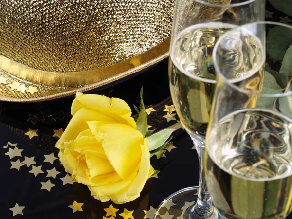 Yellow rose and champagne for a seduction evening. — Stock Photo, Image