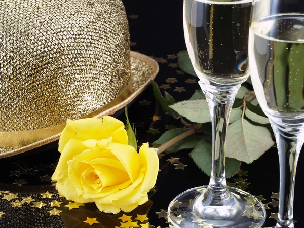 Yellow rose and champagne for a seduction evening. — Stock Photo, Image