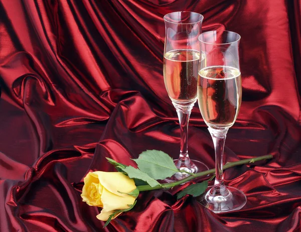 Yellow rose and champagne for a seduction evening. — Stock Photo, Image