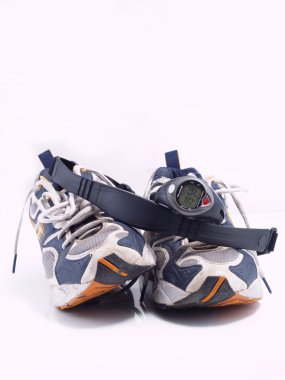 eski koşu ayakkabıları.