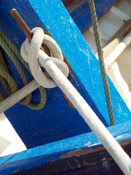 Knots and ropes in a boat. — Stock Photo, Image