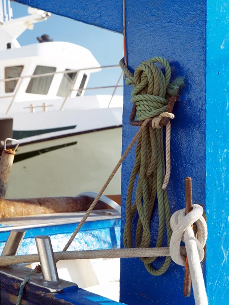 Knots and ropes in a boat. — Stock Photo, Image