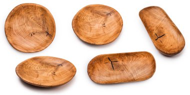 Beyaz izole edilmiş arka planda elle oyulmuş kaseler. Meşe ağacı. Düzensiz şekil. Bir çift kase..