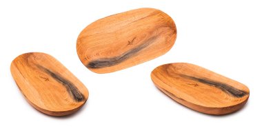 Beyaz izole edilmiş arka planda elle oyulmuş kaseler. Meşe ağacı. Düzensiz şekil. Bir çift kase..