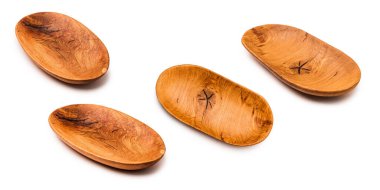 Beyaz izole edilmiş arka planda elle oyulmuş kaseler. Meşe ağacı. Düzensiz şekil. Bir çift kase..