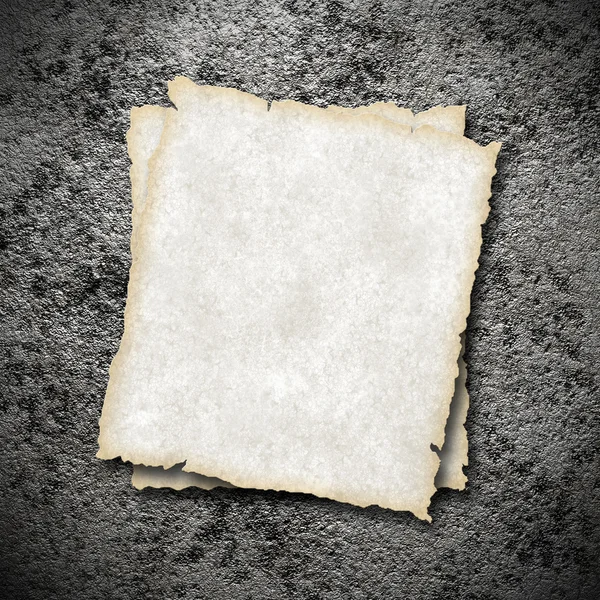 Gammelt papir på grå beskidt væg - Stock-foto