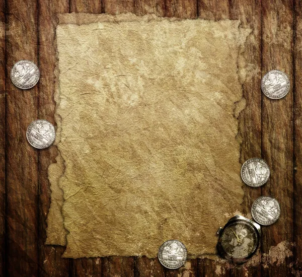 Stary papier, zegar i srebrne monety na drewnianym stole — Zdjęcie stockowe