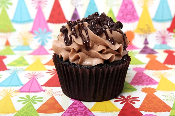 Čokoládový sirup narozeniny cupcake — Stock fotografie