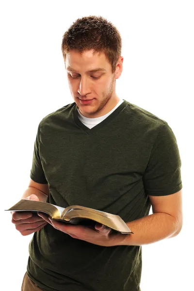 Jeune homme lisant la Bible — Photo
