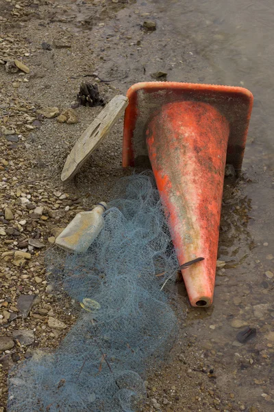 Su kirliliği ve çöp.