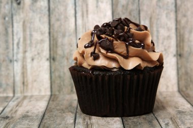 Çift Kişilik Chocholate küçük parça kek ahşap arka plan üzerinde