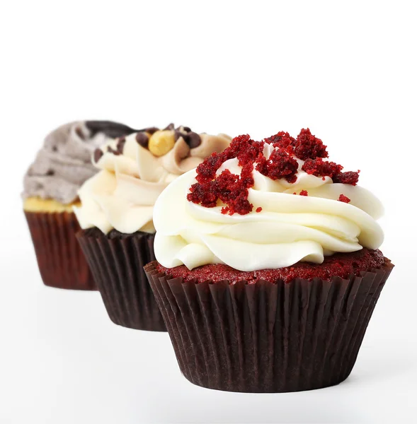 Rij van cupcakes op wit — Stockfoto