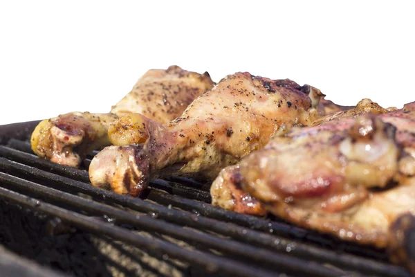 beyaz zemin üzerinde ızgara tavuk, yakın çekim