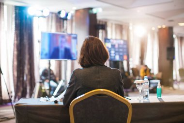 İş kadını video bağlantısıyla tartışıyor