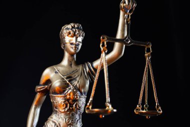 Bayan Adalet Heykeli 'nin ayrıntıları karanlık arka planda izole edildi