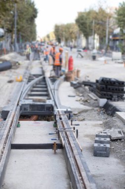 Tramvay raylarının yeniden inşası şehir ulaşım sistemini yıktı