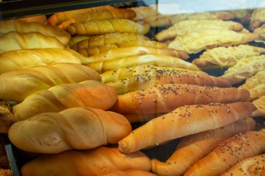 Fırın rafında gösterilen ekmek türleri