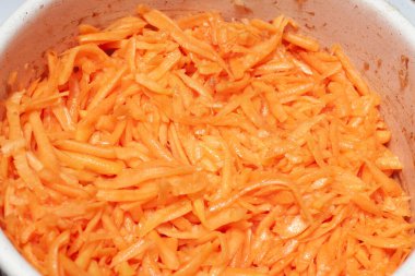 Beyaz kasede kabak parçaları