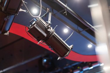 Tiyatro ışıkları manzaranın üstünde.