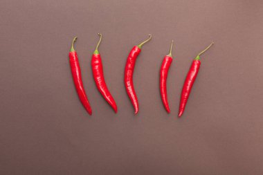 Kahverengi arka planda kırmızı kırmızı kırmızı biber