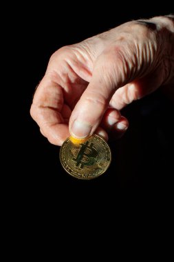 Bitcoin tutan yaşlı bir kadının eli