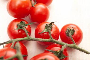 Çeri domatesleri beyazlar üzerinde izole edilmiş.