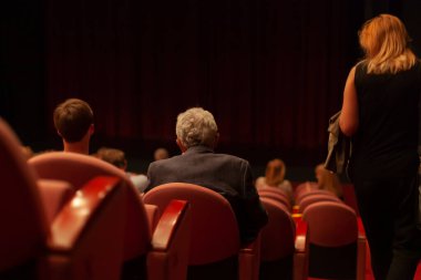 Seyirciler tiyatro oyunu izliyor