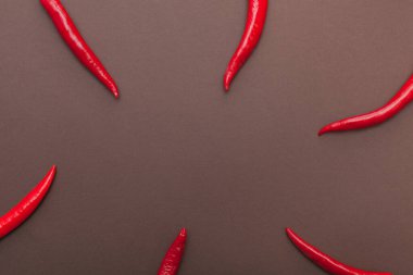 Kahverengi arka planda kırmızı kırmızı kırmızı biber