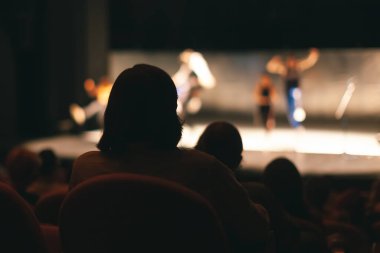 Seyirciler tiyatro oyunu izliyor