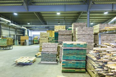 Ahşap işleme fabrikası ürünleri büyük depoda depolanır